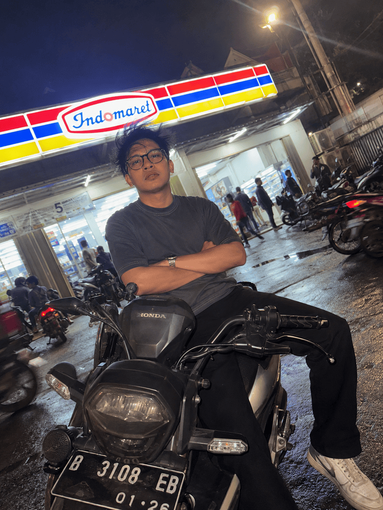 Prompt Foto Motor Malam Sinematik AI